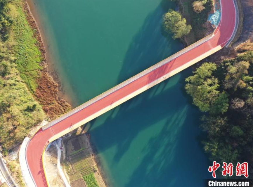 銅仁から梵浄山に至る遊歩道「郷愁緑道」（撮影?李鶴）。