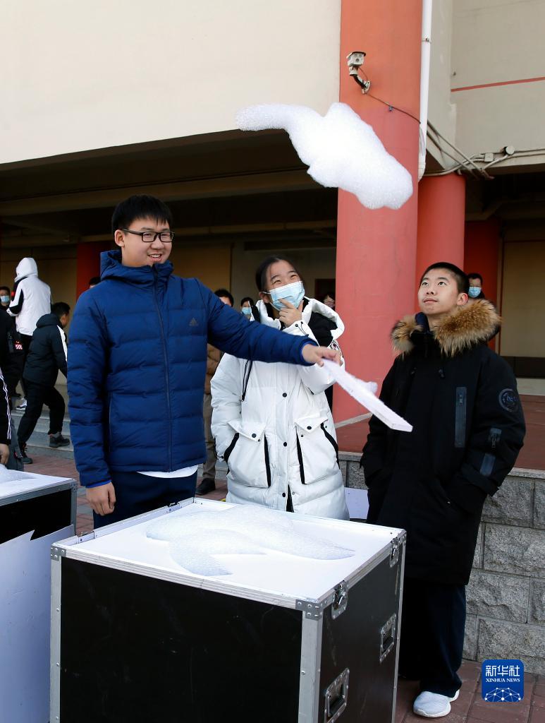 12月6日、「雲製造工程」プロジェクトを展示する生徒たち（撮影?周良）。