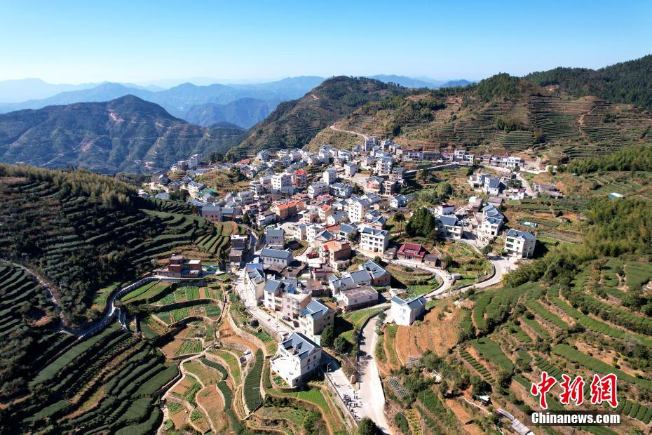 上空から撮影した山々に囲まれる白交祠村（撮影?王東明）。