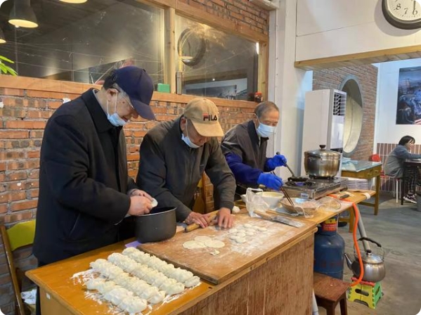 餃子とタマゴ餃子を作る3人（寫真提供?取材対象者）。