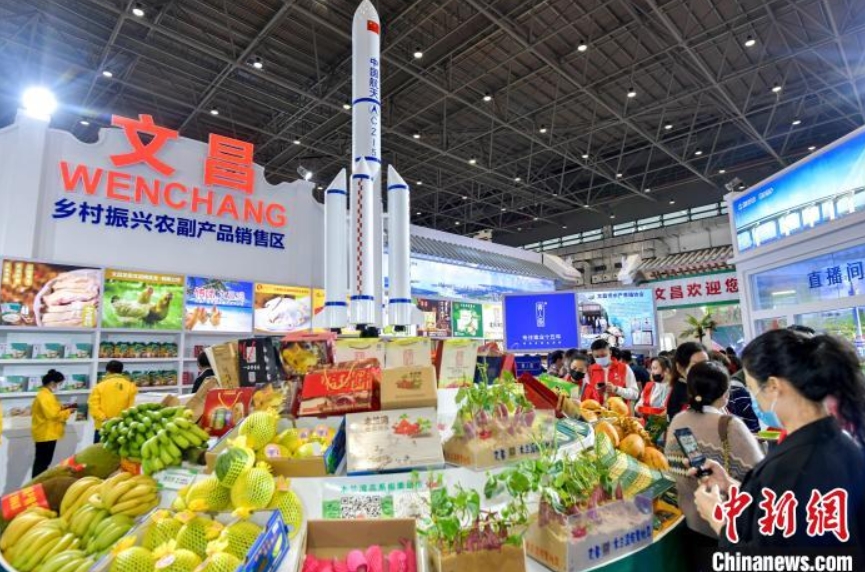 來場者の注目を集めた「長征5號」ロケット模型が展示された文昌館（撮影?駱雲飛）。