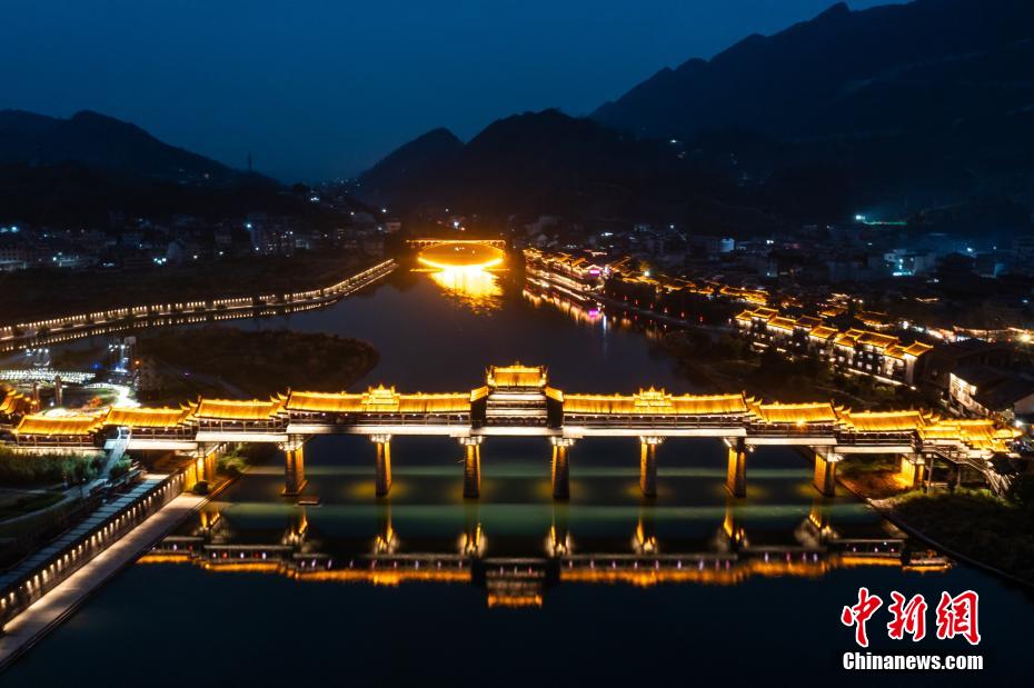 風雨廊橋の華やかな夜景　重慶濯水古鎮(zhèn)