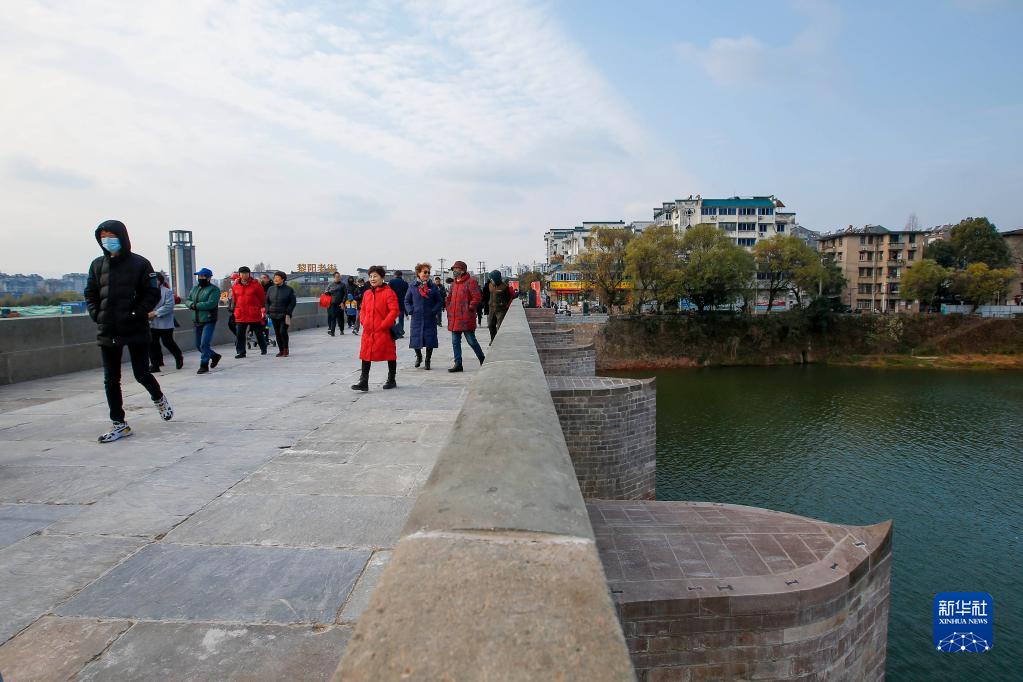 洪水で損壊した鎮(zhèn)海橋、修復(fù)完了して通行再開　安徽省黃山