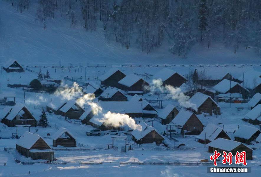 降雪後の新疆カナス禾木村（撮影?王小軍）。