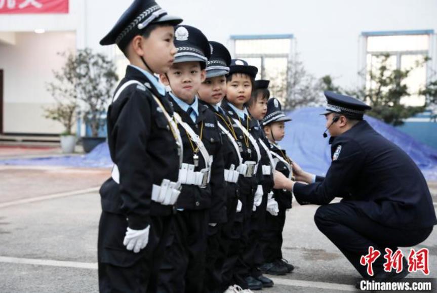 重慶北駅で、ちびっ子鉄道警察官たちに整列訓(xùn)練を指導(dǎo)する鉄道警察分隊(duì)の警察官（撮影?茍國(guó)力）。