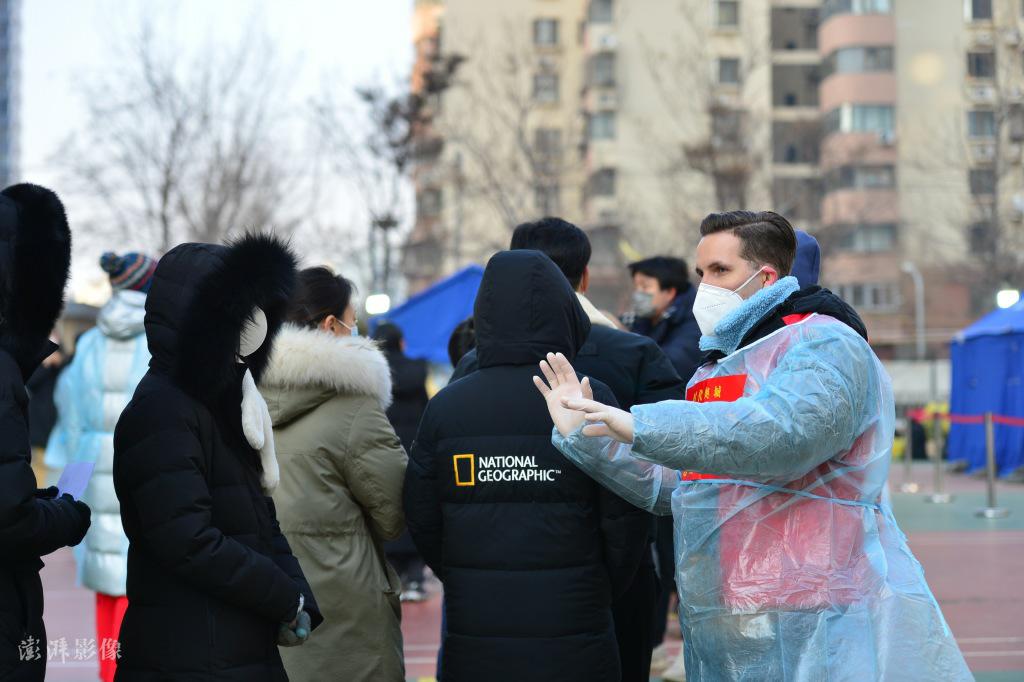 1月15日、ソーシャルディスタンスを保ちながら並ぶように住民に注意を促す李翰文さん（寫真著作権は東方ICが所有のため転載禁止）。