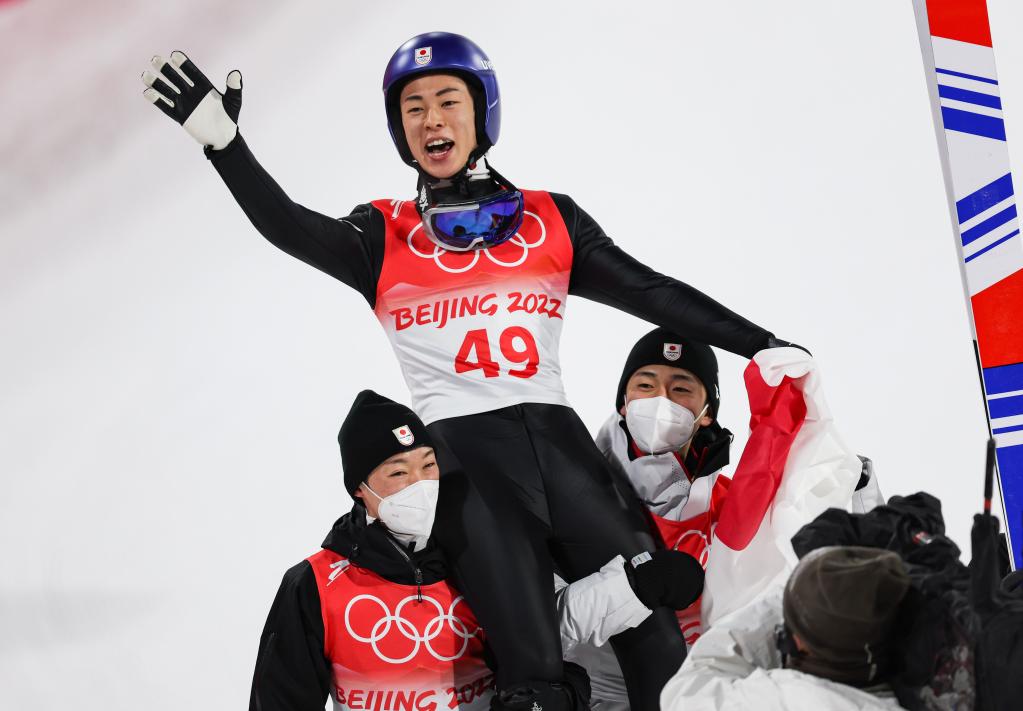 2月6日、北京冬季五輪スキージャンプ男子ノーマルヒル決勝が終わり、優(yōu)勝を喜ぶ日本の小林陵侑選手（寫(xiě)真上、撮影?江宏景）。