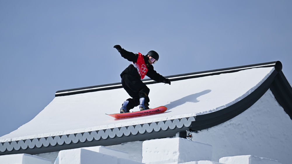 2月7日、張家口?雲頂スキー公園で行われた北京2022年冬季五輪男子スノーボードスロープスタイル決勝で演技を披露する中國の蘇翊鳴選手（撮影?肖蕓九）。