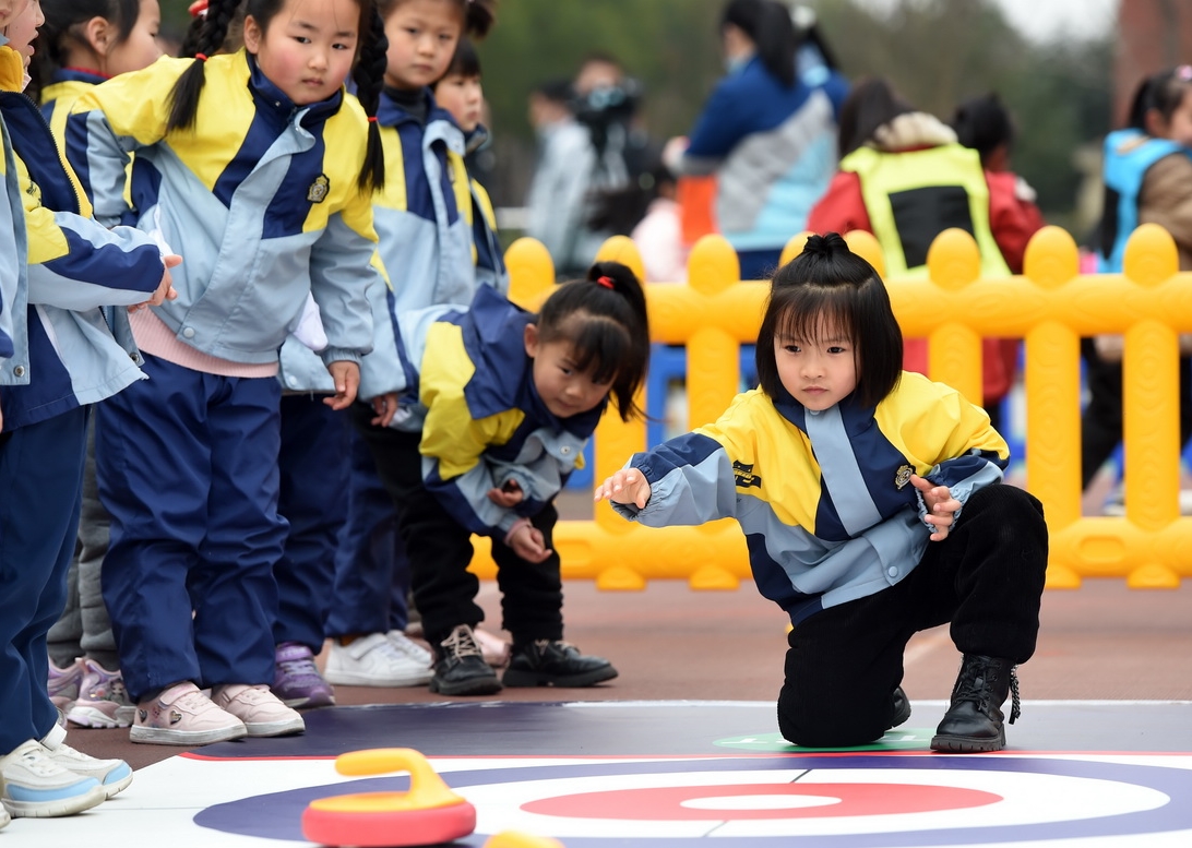 2月16日、安徽省合肥市泰山路幼稚園で、始業式で陸のカーリング「ユニカール」のゲームを體験して楽しむ園児たち（撮影?周牧）。 