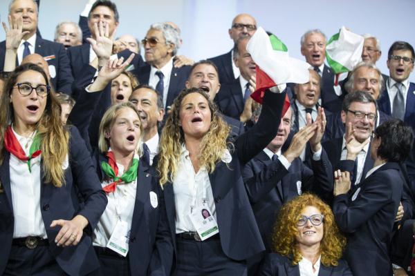 2019年6月24日、2026年冬季五輪の開催地がイタリアに決まり大喜びするイタリアの関係者（撮影?徐金泉）。