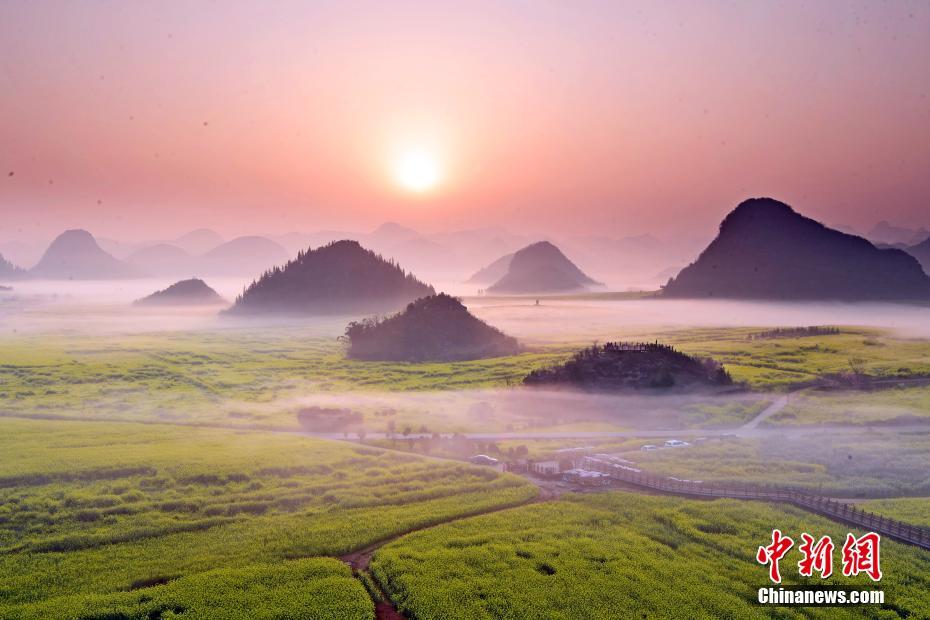 雲(yún)と霧に覆われた金鶏峰叢景勝地（撮影?毛虹）。