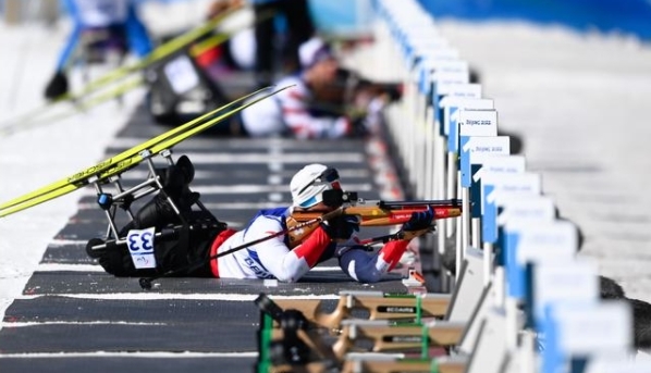 中國の劉夢(mèng)濤選手がバイアスロン男子ミドル（座位）で金メダル　北京冬季パラ