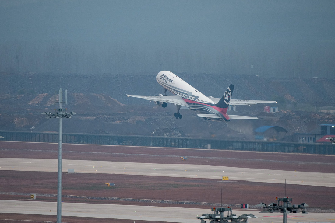 中國初の貨物専用空港で試験飛行に成功