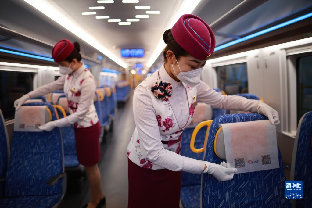 貴陽環(huán)狀線鉄道始発列車の貴陽旅客輸送區(qū)間の乗務(wù)員（29日撮影?劉続）。