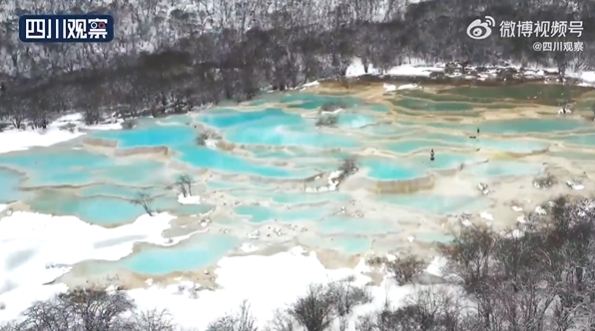 春の雪で美しさ増す黃竜景勝地　四川省