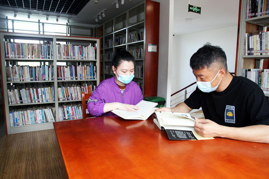 4月14日、浙江省臺州市路橋區蓬街鎮の24時間セルフ図書館で読書を楽しむ住民（寫真著作権はCFP視覚中國が所有のため転載禁止）。