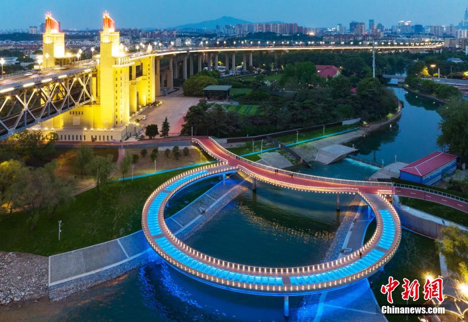 「大きな指輪」のような夜景が人目を引く南京長江大橋に隣接する円形景観橋（撮影?泱波）。