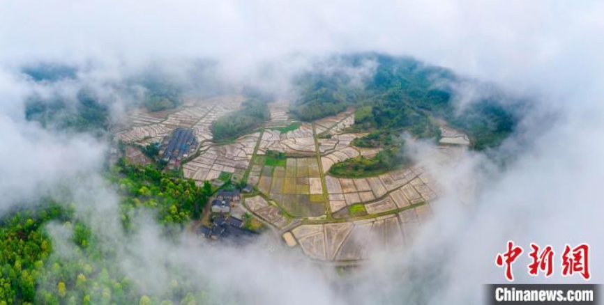 雲(yún)や霧が漂い、幻想的で美しい風(fēng)景が広がる江西省吉安市新干県麥斜鎮(zhèn)上寨村（4月17日撮影?陳思偉）。