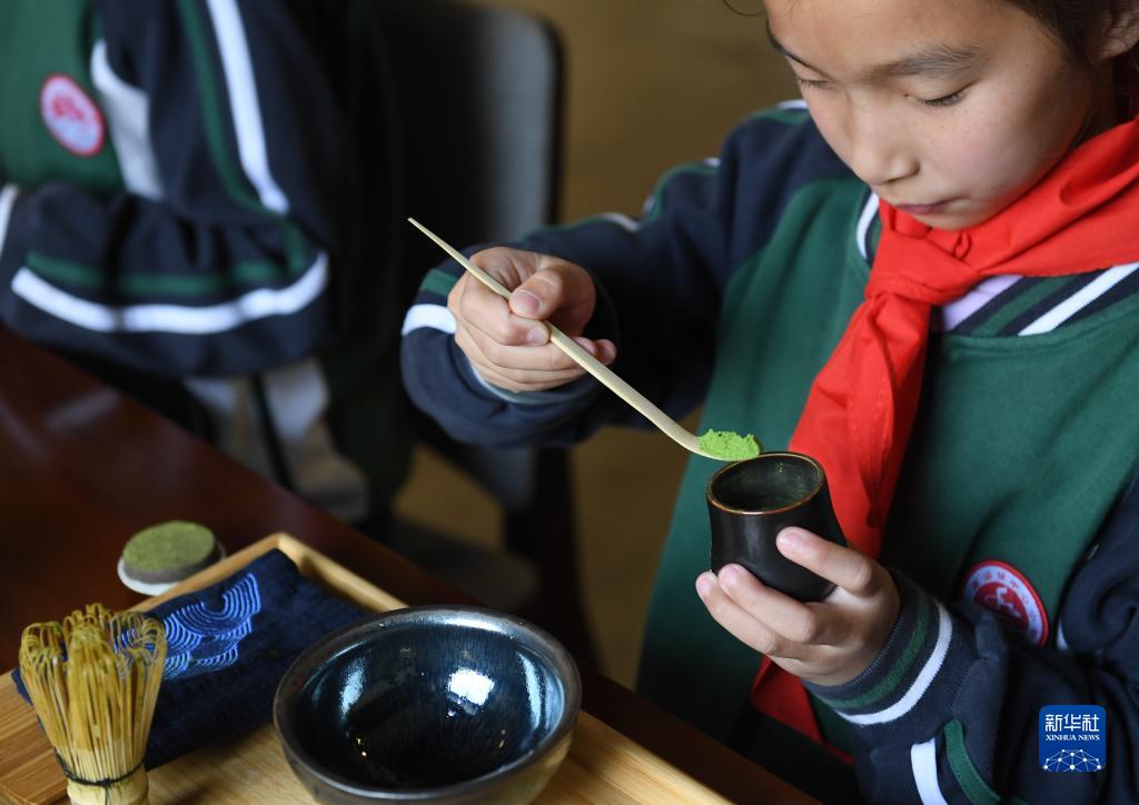 4月20日、生産基地に隣接する抹茶応接ホールで、基地で生産された抹茶で茶をたて、茶道の実習(xí)を行う富盛小學(xué)校の児童（撮影?翁忻暘）。