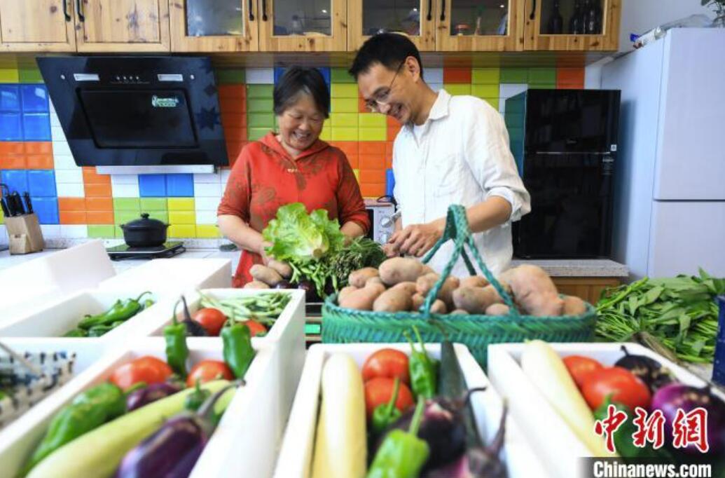 安徽省黃山市黟県で、収穫された野菜を「野菜盲盒（ブラインドボックス）」に詰めて都市部に送る鄭濤さん（5月31日撮影?樊成柱）。