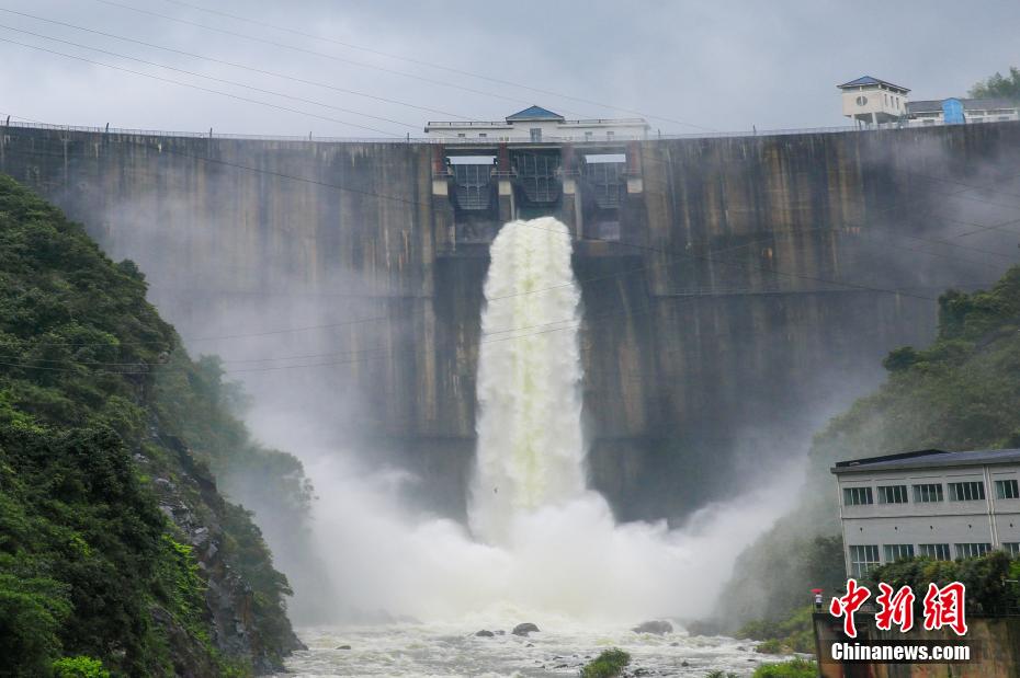 持続的な大雨の影響で、山口巖ダムの水位が上昇し続けるなか、上?下流の洪水防止のプレッシャーを軽減するため、ゲートを開いて放水を?qū)g施している江西省萍郷市蘆渓県（撮影?劉蕓池）。