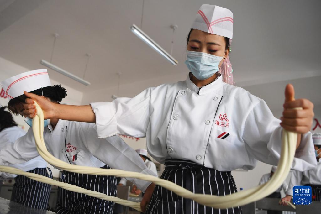 「ラーメン講座」でラーメン作りを學ぶ參加者（6月7日撮影?陳斌）。