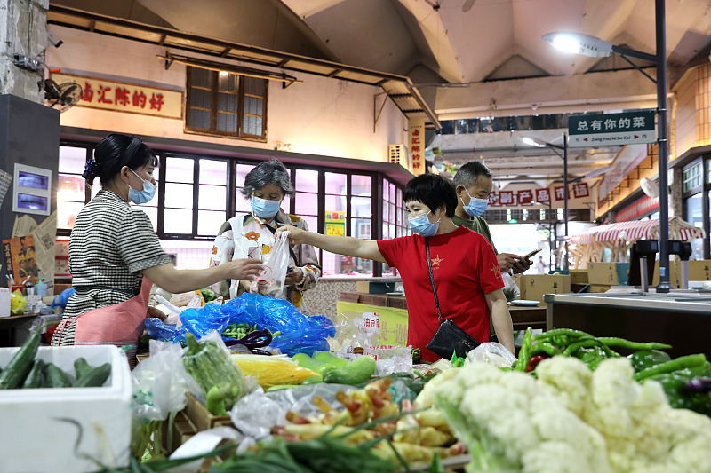 6月14日、レトロな雰囲気漂う杭州の江寺橋農産物マーケットで野菜を買う女性たち（寫真著作権はCFP視覚中國が所有のため転載禁止）。