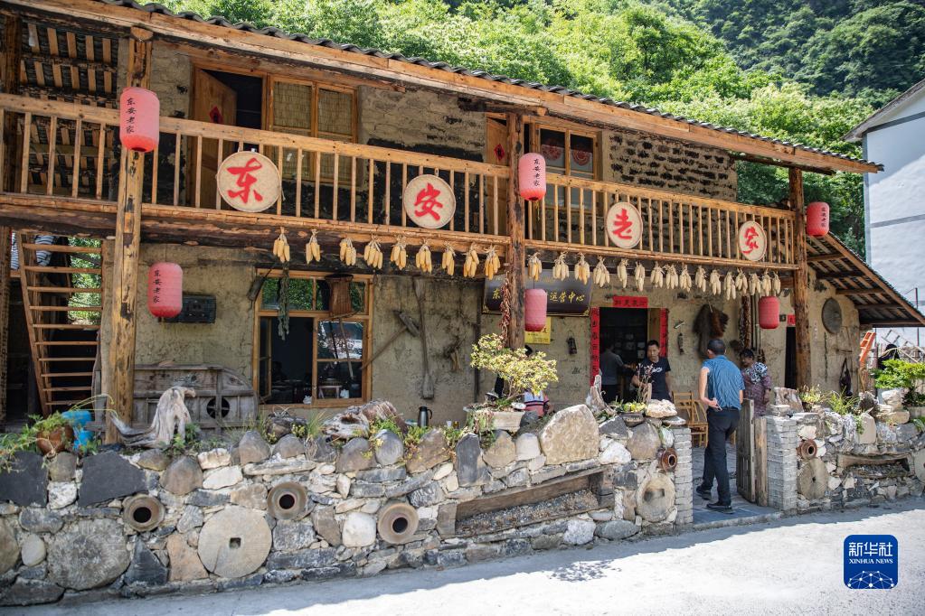 重慶市城口県東安鎮黃金村で空き家になっていたレンガ造りの民家を改裝した民宿を訪れた観光客（6月15日撮影?黃偉）。