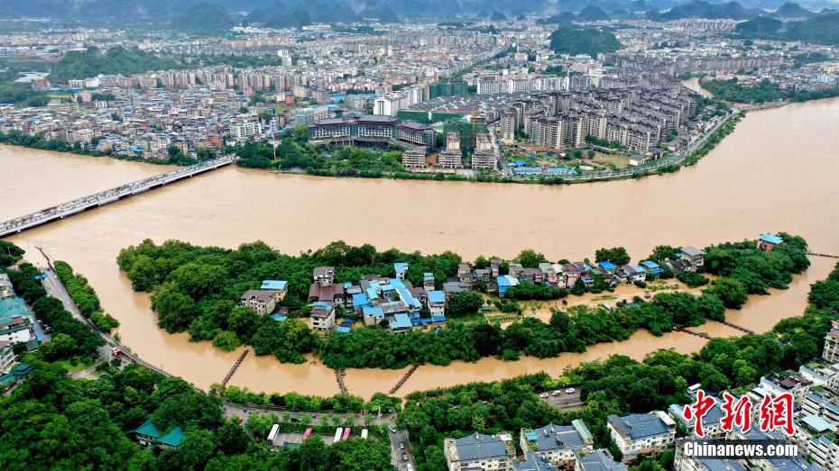 6月20日午後に広西壯（チワン）族自治區(qū)桂林市で撮影された漓江虞山橋區(qū)間（ドローンによる撮影?楊宗盛）。