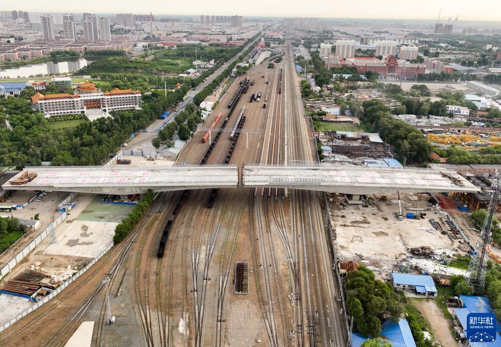 6月22日、回転作業(yè)が終わったチチハル市民航路の鉄道線路をまたぐ橋（ドローンによる撮影?王舒）。