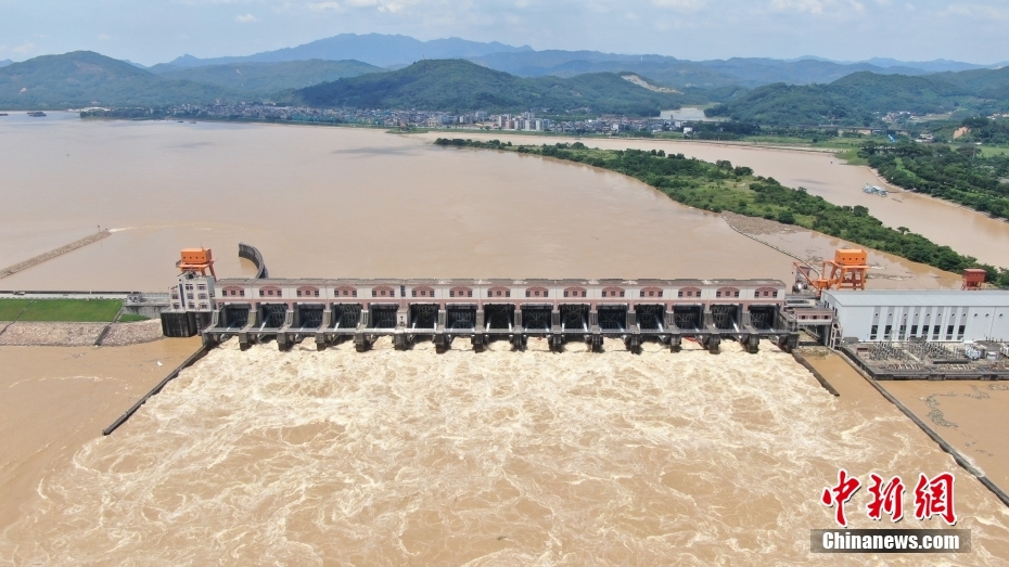 6月23日、15のゲートを全て開き、全力で洪水調(diào)節(jié)に取り組む広東省清遠飛來峽水利ターミナル（ドローンによる撮影?陳楚紅）。