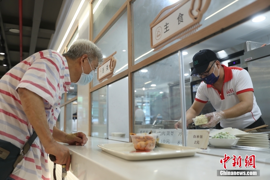 6月30日、上海市仙霞路にある社區（コミュニティ）の高齢者向け食堂で、店內での飲食提供サービスが再開（撮影?張亨偉）。