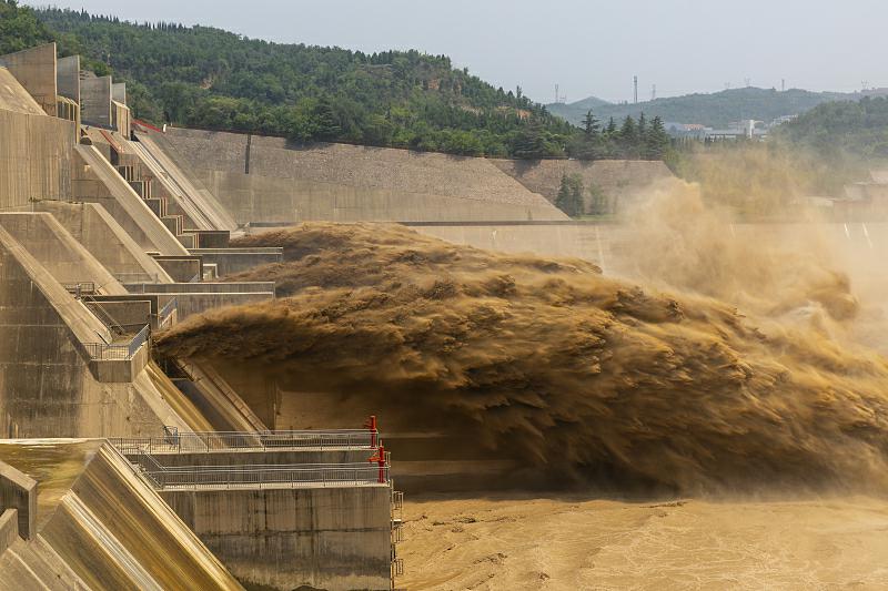 7月4日に上空から撮影した黃河小浪底水利ターミナル景勝地での砂量調(diào)節(jié)（寫真著作権はCFP視覚中國が所有のため転載禁止）。