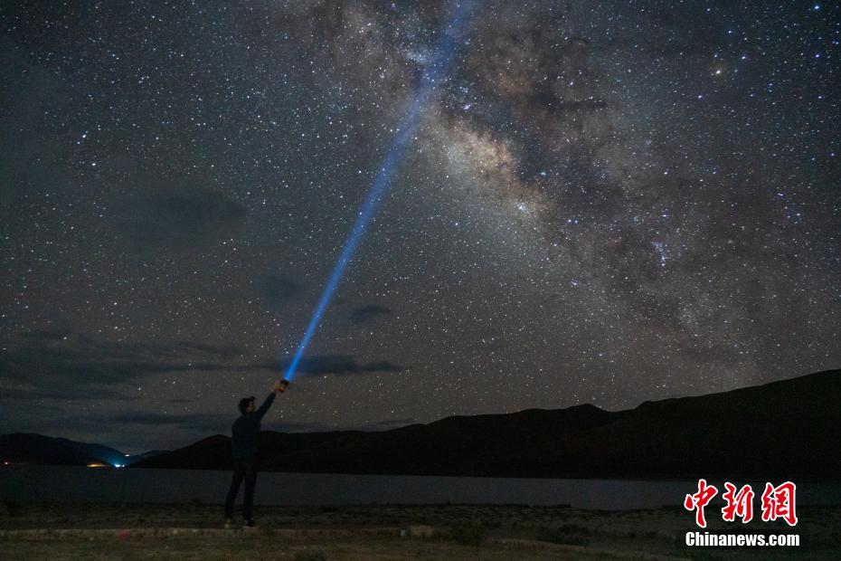 7月17日夜、ヤムドク?ユムツォの上空にかかる銀河（撮影?江飛波）。