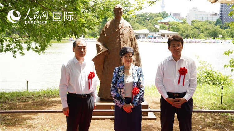 上野公園不忍池の畔で鑑真像の除幕を行う孔鉉佑駐日大使（左）、小池百合子東京都知事、三宅伸吾外務大臣政務官（右）（撮影?呉穎）