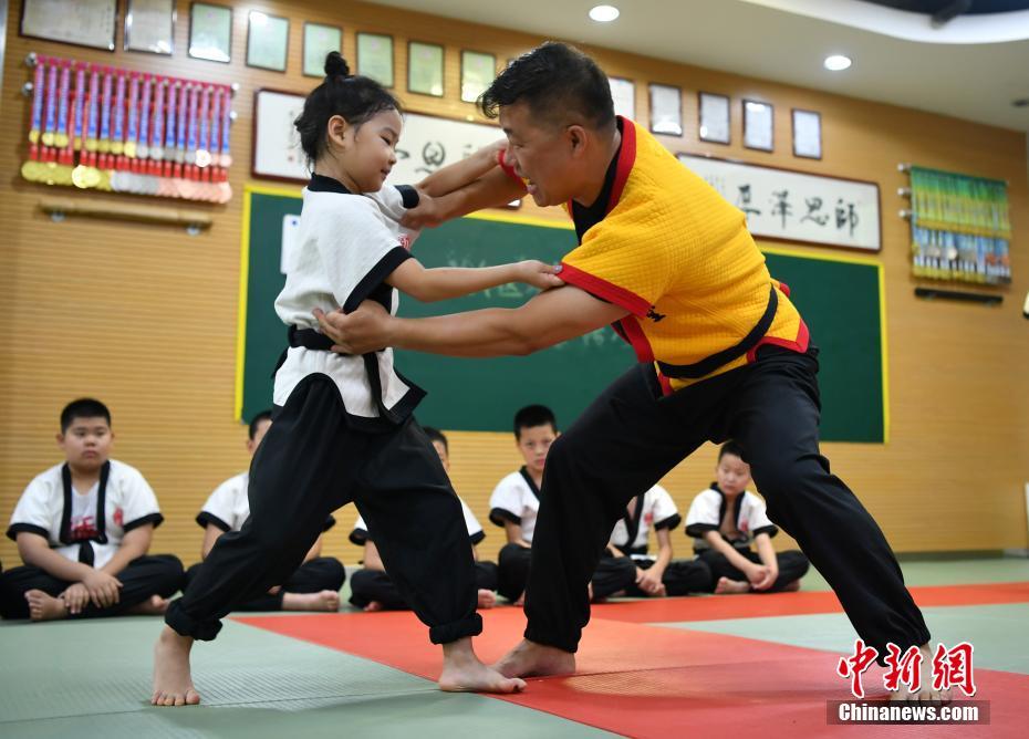 「カンフー格闘技」の練習に勵む夏休み中の子供たち　河北省