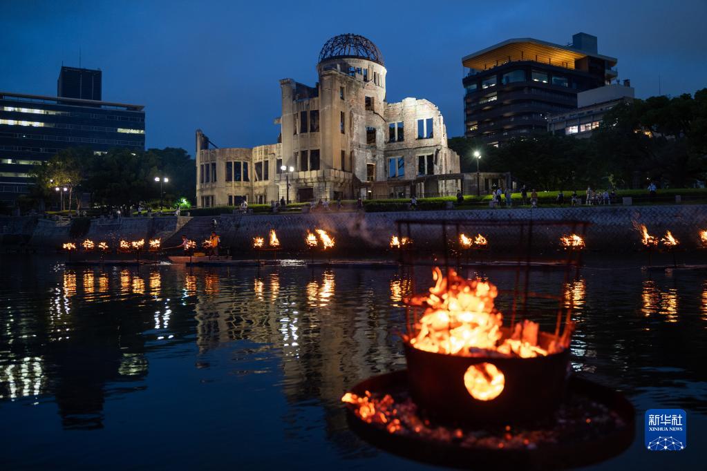 8月5日、広島市の平和記念公園近くに設けられた原爆慰霊のかがり火（撮影?張笑宇）。