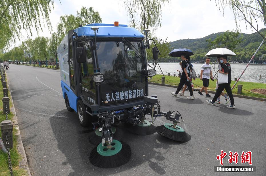 5G対応スマート自動運転清掃車（撮影?王剛）。