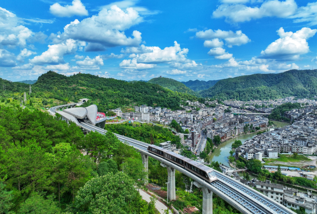 【音聲ニュース】景観広がる湖南省鳳凰県で磁気浮上式観光特急線が正式に運営開始