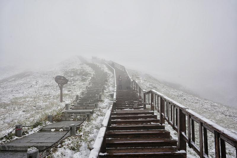 8月27日、吉林省白山市にある長白山西景勝地の登山道沿いで見られた雪景色（寫真著作権はCFP視覚中國が所有のため転載禁止）