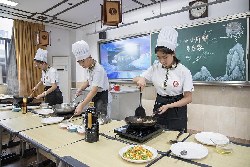 江蘇省鎮江市第三中學校で、新學期の最初の授業で料理の腕前を披露した生徒たち（寫真著作権はCFP視覚中國が所有のため転載禁止）