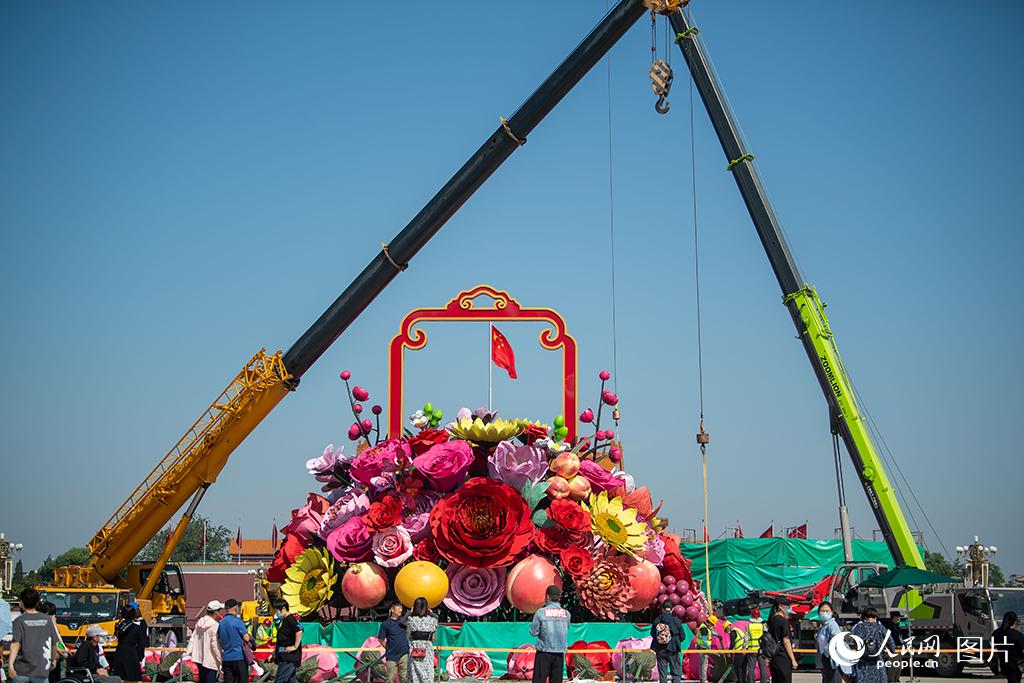  9月21日、天安門広場に設置された國慶節を祝う巨大な花飾り。撮影?翁奇羽