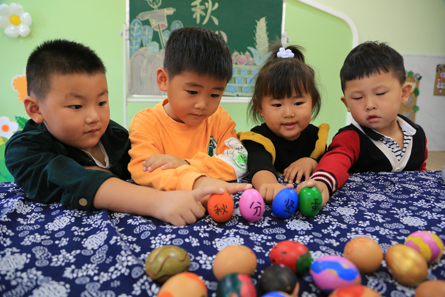 9月23日、江蘇省連雲港市贛楡観瀾金海灣幼稚園で、秋分の風俗習慣「卵立て」を體験する園児たち（寫真著作権は東方ICが所有のため転載禁止）。