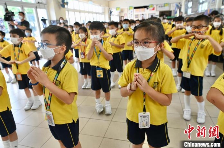 「國家」手話ソングを習(xí)う香港の小學(xué)生（撮影?李志華）