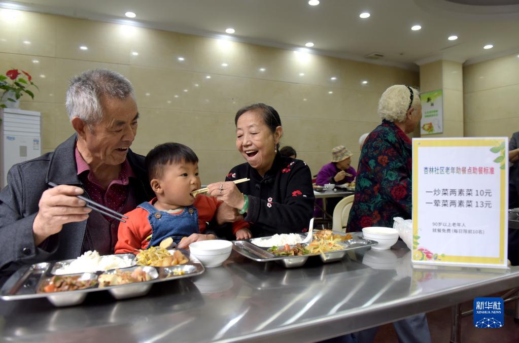 安徽省合肥市蜀山區石油賓館高齢者支援食堂で孫と一緒に食事をする蔣明珠さん（寫真左）と朱文秀さん（寫真左から3番目、10月8日撮影?郭晨）。