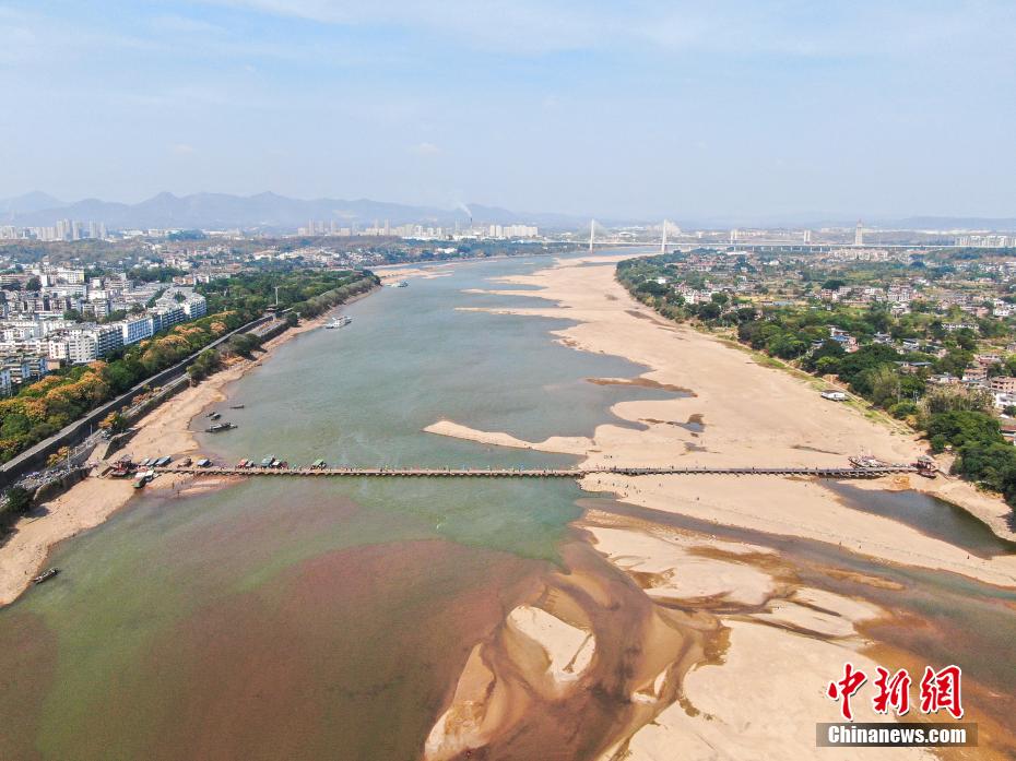 上空から撮影した贛州東河浮橋（撮影?劉力鑫）。