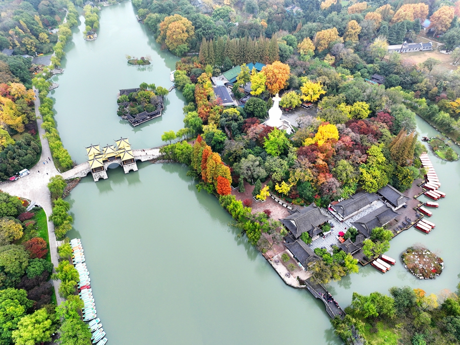 色彩豊かな初冬の痩西湖景勝地（撮影?孟徳龍）。