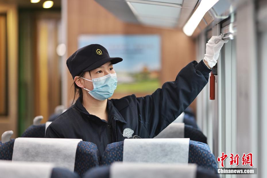 高速鉄道車両「緑巨人」の車內を點検する重慶の「鉄道列車のお醫者さん」女性チームのメンバー（撮影?蘇志剛）。