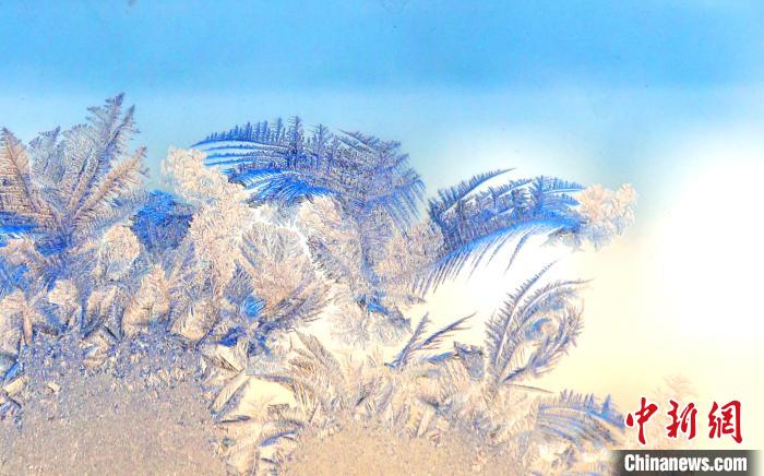 まるで風景畫のような氷の「窓花」（撮影?孫書程）