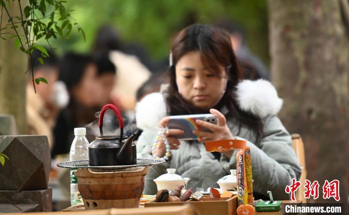 茶館で、「七輪を囲んでお茶」する市民（撮影?安源）。